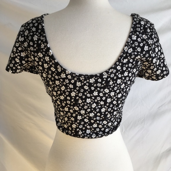 Forever 21 Black Floral Short Sleeve Crop Top M - Picture 2 of 8